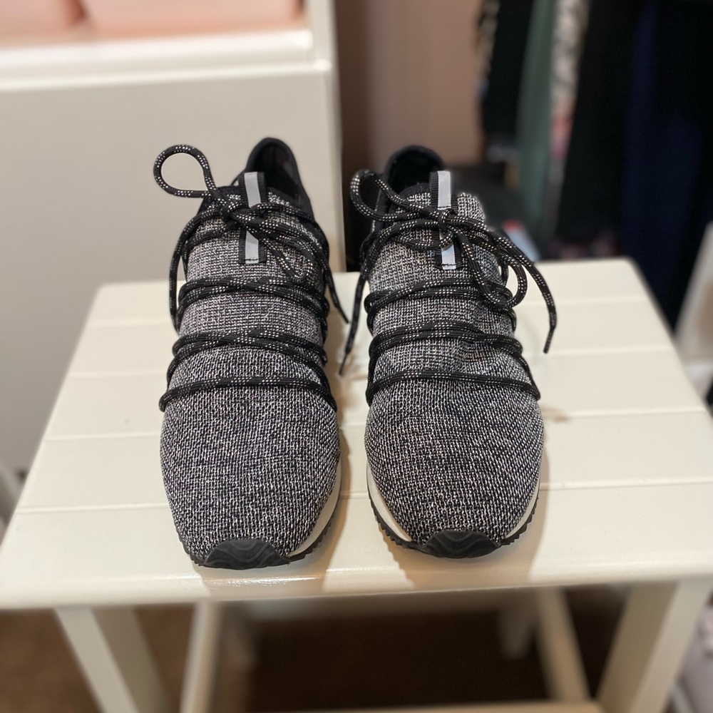 Urban sports J/slides metallic knit sneaker